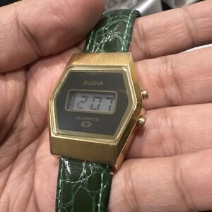 Vintage 1976 Bulova Quartz Digital Gold Tone Watch 35mm Works (Light Not Workng)